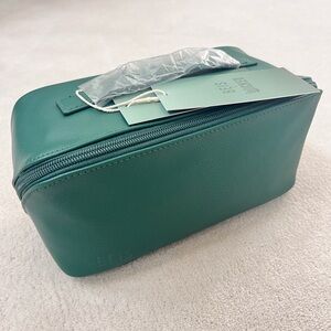 BEIS toiletry kit in Wicked Green (Limited Edition) (SOLD OUT)